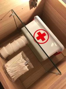 een lade in een kamer met een bordje erop bij Residencial Los Geranios 13 in Costa Del Silencio