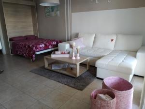 een woonkamer met een witte bank en een salontafel bij Residencial Los Geranios 13 in Costa Del Silencio +75 foto's