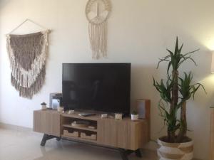 TV a/nebo společenská místnost v ubytování Studio 12 Vue Mer Orient Bay