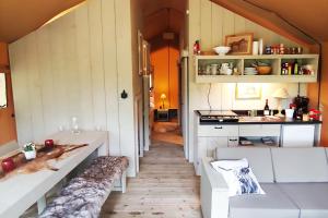 Кухня или мини-кухня в Le Refuge
