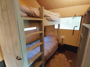 Двухъярусная кровать или двухъярусные кровати в номере Le Refuge
