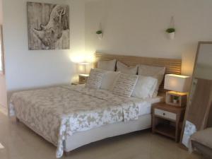 Postel nebo postele na pokoji v ubytování Studio 12 Vue Mer Orient Bay