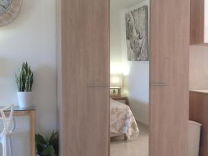 Postel nebo postele na pokoji v ubytování Studio 12 Vue Mer Orient Bay