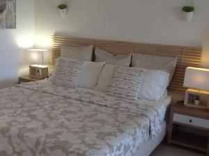Postel nebo postele na pokoji v ubytování Studio 12 Vue Mer Orient Bay