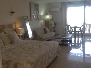 Postel nebo postele na pokoji v ubytování Studio 12 Vue Mer Orient Bay
