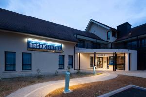 a building with a sign that reads break hotel at Break H&ocirc;tel in Vierzon