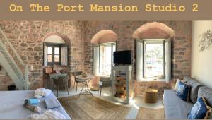 um quarto com uma cama e uma sala de estar em On The Port Mansion Studio 2 Hydra em Hydra