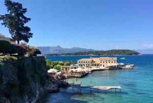 duży zbiornik wody z ośrodkiem na nim w obiekcie Palazzino Leone - Corfu Old Town Liston Deluxe Apartment w Korfu
