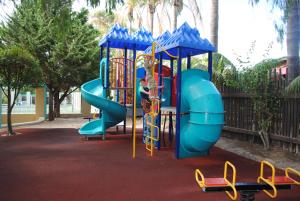 een speeltuin met een glijbaan in een park bij Silver Sands Resort Mandurah in Mandurah