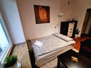 Łóżko lub łóżka w pokoju w obiekcie Krakow Centrum Gurgacza Apartments