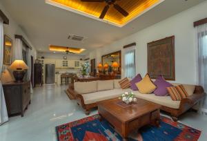 sala de estar con sofá y mesa en Kokyang Estate by TropicLook, en Nai Harn Beach