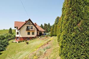 una casa en una colina junto a un gran seto en Willa ,, Krokus", en Ciche