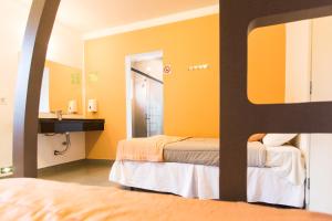 Llit o llits en una habitació de Concept Design Hostel & Suites