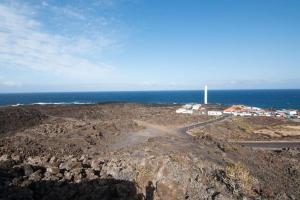 un camino en una montaña con el océano en el fondo en Casa - Dias de Verano en Malpaíses