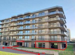 een groot appartementencomplex met een rode lijn ervoor bij Residentie Noordhinder - Hendrik Consciencelaan 8 - appartement G 0 08 - 8660 De Panne - België in De Panne