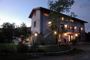 een groot huis met lichten aan de zijkant bij La Casa Griunit in Capriva del Friuli