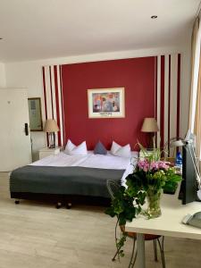 Postel nebo postele na pokoji v ubytování Art Hotel Köln