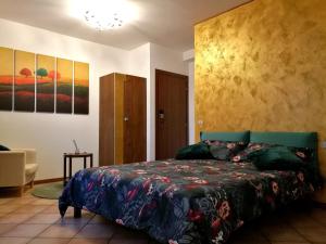 ein Schlafzimmer mit einem Bett in einem Zimmer in der Unterkunft Foresteria Sirio in Gorgonzola