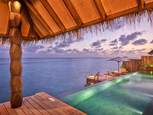 einen Pool mit Meerblick in der Unterkunft JOALI Maldives in Raa Atoll