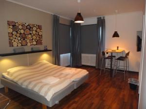 Un dormitorio con una cama y una mesa. en North Inn B&B, en Sollefteå
