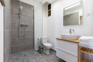 La salle de bains est pourvue d'une douche, de toilettes et d'un lavabo. dans l'établissement MISIRLOU -Superbe Studio dans la Vieille Ville, à Marseille