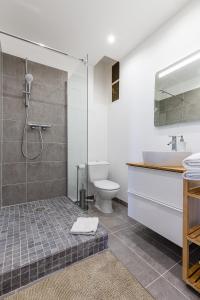 Ванная комната в MISIRLOU -Superbe Studio dans la Vieille Ville