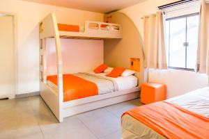 1 dormitorio con 2 literas y ventana en Concept Design Hostel & Suites, en Foz do Iguaçu