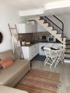 uma sala de estar com um sofá e uma cozinha em ETNICAN em San Bartolomé