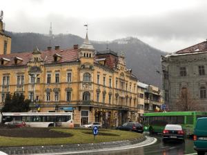 une rue urbaine avec des voitures, des bus et des bâtiments dans l'établissement Muresenilor 28, à Braşov