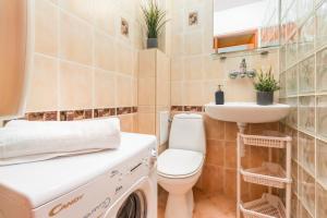 łazienka z pralką i umywalką w obiekcie Apartments Wilcza 55 by Noclegi Renters w Warszawie