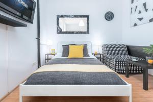 Telewizja i/lub zestaw kina domowego w obiekcie Apartments Wilcza 55 by Noclegi Renters