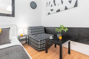 salon z kanapą, krzesłem i stołem w obiekcie Apartments Wilcza 55 by Noclegi Renters w Warszawie