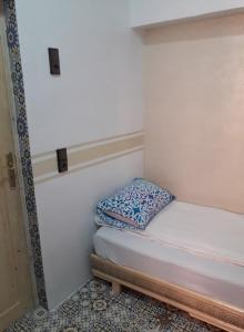 Tempat tidur dalam kamar di Dar El Jadida