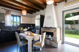 Kuchyň nebo kuchyňský kout v ubytování Cozy Family Friendly Apartment with large garden close to beaches - Dirella