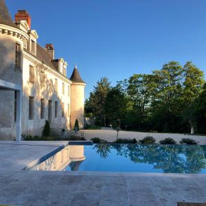 posiadłość z basenem przed budynkiem w obiekcie Domaine Plessis Gallu - vacation cottage rental w mieście Azay-le-Rideau