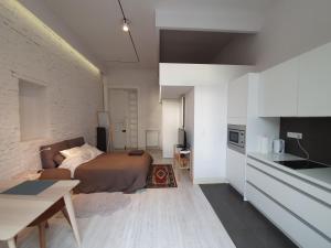 Cet appartement comprend une chambre avec un lit et une cuisine. dans l'établissement Prawdopodobnie najlepsze miejsce przy OFF Piotrkowska, à Łódź
