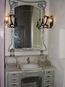Ein Badezimmer in der Unterkunft Château du Cros