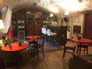 Lounge oder Bar in der Unterkunft Château du Cros