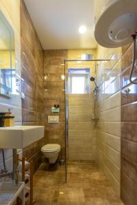 Un baño con inodoro, lavabo y ducha. en Your ONE and ONLY, en Belgrado