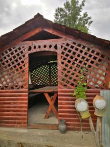 une cabane en bois avec une chaise dans l'établissement У Катерини, à Dvozhets