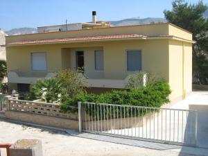 布塞托帕利佐洛Villa Violetta的有栅栏的房子