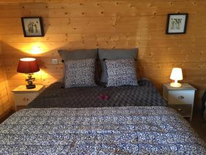 Postel nebo postele na pokoji v ubytování Cabane ZEN OCEAN, les cabanes océanes Montalivet
