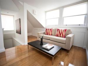 sala de estar con sofá y mesa de centro en Paddington Green Serviced Apartments by Concept Apartments, en Londres