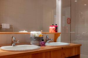 
Een badkamer bij Madame Vacances Résidence Alpina Lodge
