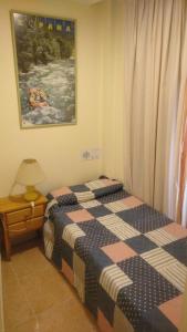 1 dormitorio con 2 camas, mesa y una foto en Hotel Paloma en San Pedro del Pinatar