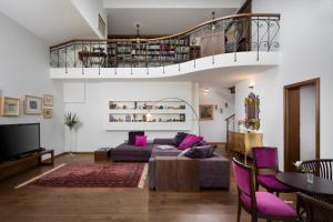 Posedenie v ubytovaní ISOLATED Five Star Luxury Villa With Private Pool