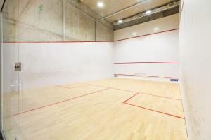 Tenis alebo squash v ubytovaní Hotel Diva SPA alebo jeho okolí