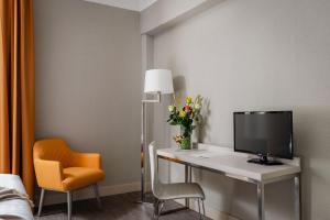 a living room filled with furniture and a tv at Hotel D. Luis - Elvas in Elvas