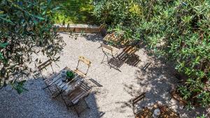 トスコラーノ・マデルノにあるCa' due Oliviの椅子と植物のあるパティオの景色を望めます。
