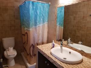 ein Badezimmer mit Waschbecken, Toilette und Dusche in der Unterkunft Corfu Glyfada Menigos Resort 73 in Glyfada + 12 Fotos